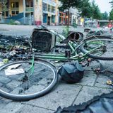 Ein Fahrrad und verbrannter Unrat liegen am Freitagmorgen nach den Krawallen der Nacht im Schanzenviertel