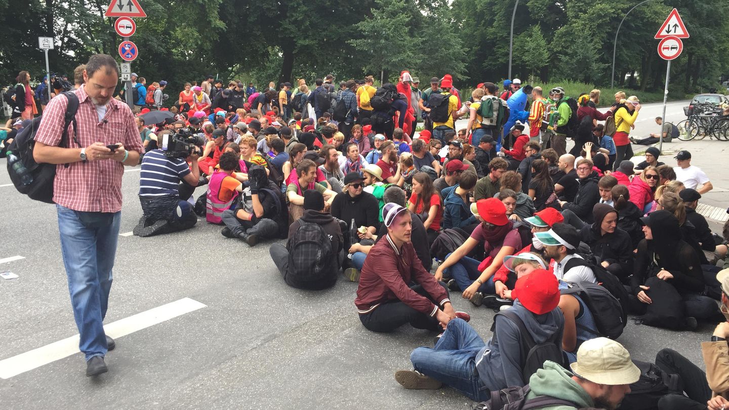 Demonstranten blockieren am Freitagmorgen die Alsterbrücke