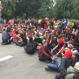 Demonstranten blockieren am Freitagmorgen die Alsterbrücke