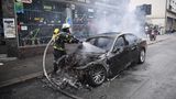 Ein Feuerwehrmann löscht ein brennendes Fahrzeug im Schanzenviertel