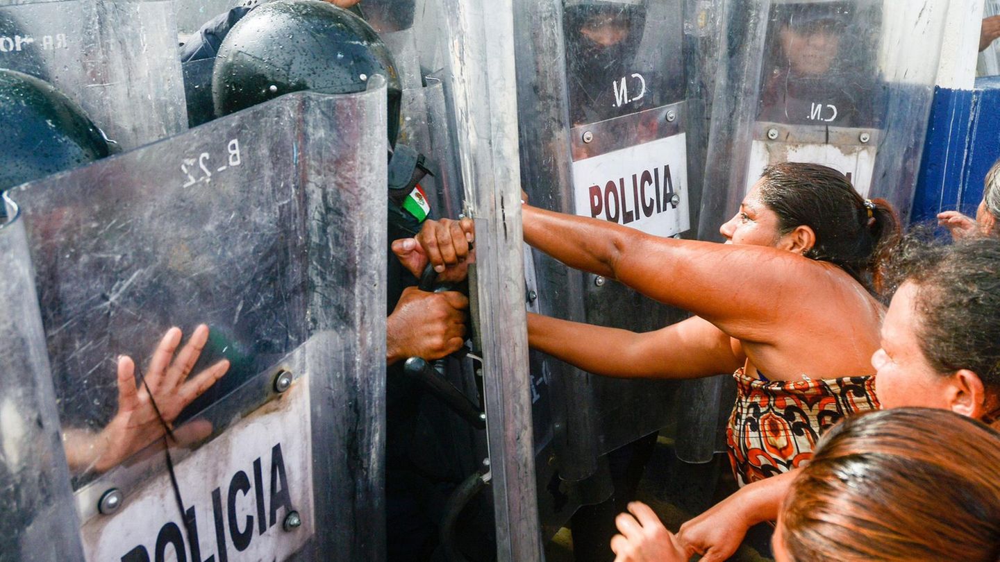 In einem Gefängnis in Acapulco starben 28 Menschen. Ihre Familien legten sich außerhalb der Haftanstalt mit der Polizei an