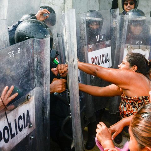 In einem Gefängnis in Acapulco starben 28 Menschen. Ihre Familien legten sich außerhalb der Haftanstalt mit der Polizei an