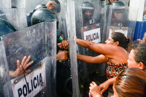 In einem Gefängnis in Acapulco starben 28 Menschen. Ihre Familien legten sich außerhalb der Haftanstalt mit der Polizei an