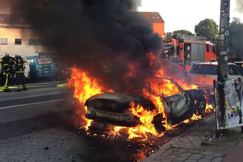 Beim G20-Gipfel brennen in Hamburg die Fahrzeuge.