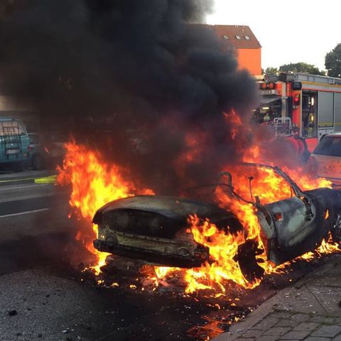 Beim G20-Gipfel brennen in Hamburg die Fahrzeuge.