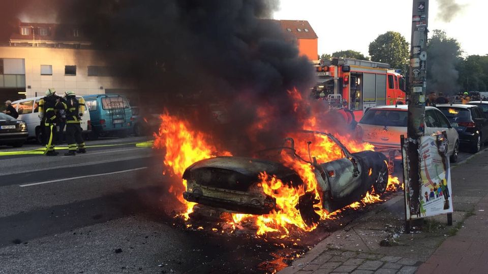Beim G20-Gipfel brennen in Hamburg die Fahrzeuge.