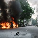 Auf der feinen Elbchaussee brennen Autos am Straßenrand