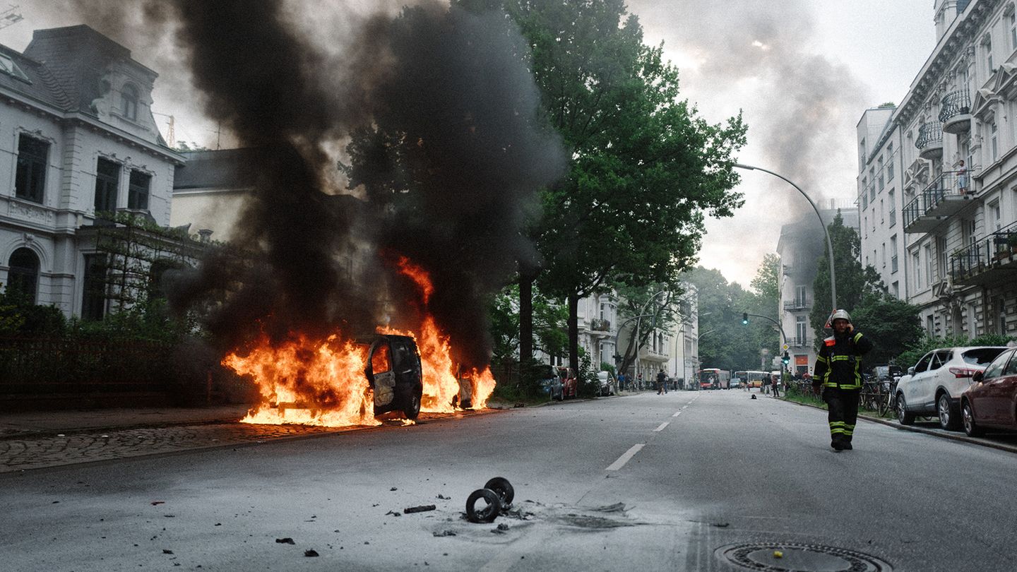 Auf der feinen Elbchaussee brennen Autos am Straßenrand