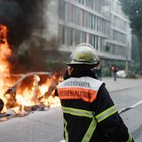 Einsatzkräfte der Feuerwehr sind mit dem Löschen der brennenden Autos auf der Elbchaussee beschäftigt
