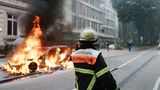 Einsatzkräfte der Feuerwehr sind mit dem Löschen der brennenden Autos auf der Elbchaussee beschäftigt