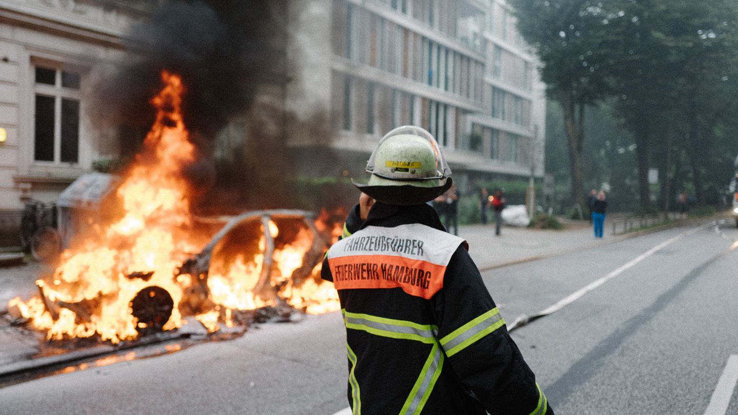 Einsatzkräfte der Feuerwehr sind mit dem Löschen der brennenden Autos auf der Elbchaussee beschäftigt