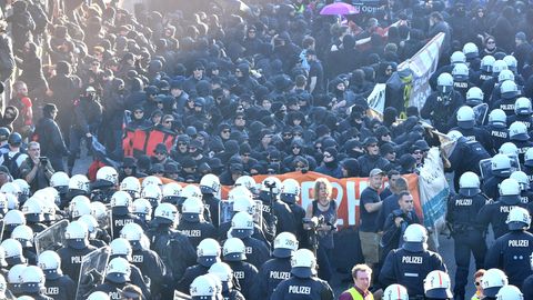 G20-Gipfel in Hamburg: Polizisten und Demonstranten des Schwarzen Blocks stehen sich gegenüber