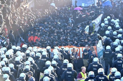 G20-Gipfel in Hamburg: Polizisten und Demonstranten des Schwarzen Blocks stehen sich gegenüber