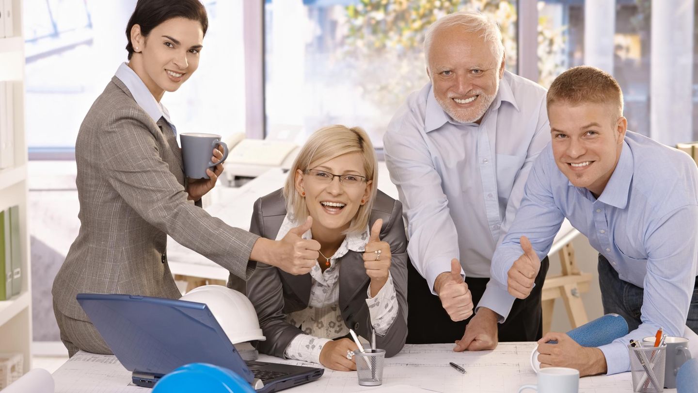 Bekannt aus der Otto-Werbung: ... oder im Büro: Istvár, besser bekannt als Harold, lächelt tapfer.