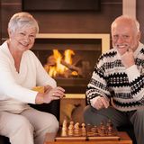 Bekannt aus der Otto-Werbung: vor dem Kamin ...