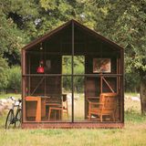 Nein, das ist nicht einfach ein Schuppen, das ist nicht einfach eine schnöde Gartenlaube, sondern Sir Paul Smiths Hütte. "Seine Hütte", so hat er sie sich gewünscht. 