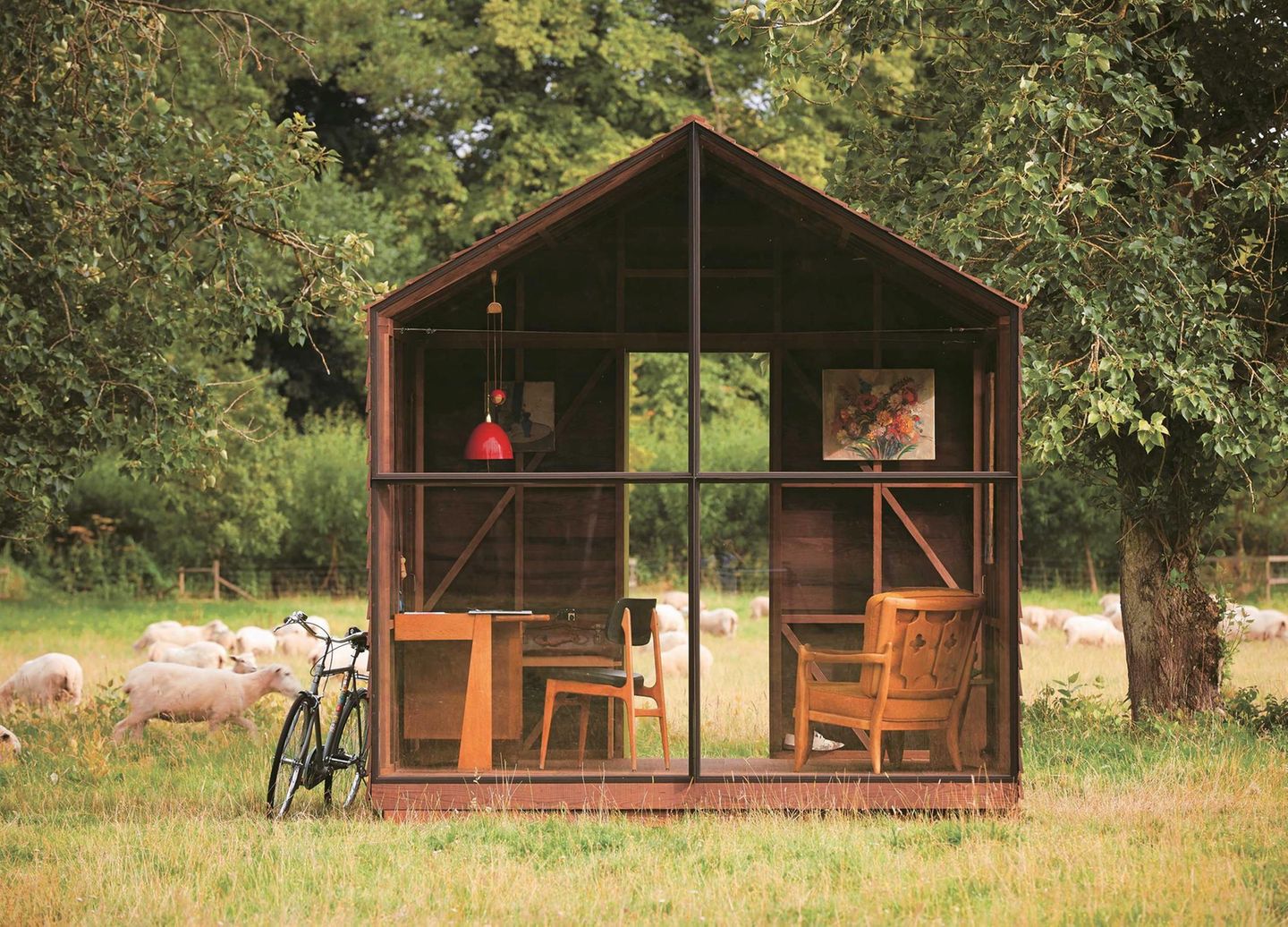 Nein, das ist nicht einfach ein Schuppen, das ist nicht einfach eine schnöde Gartenlaube, sondern Sir Paul Smiths Hütte. "Seine Hütte", so hat er sie sich gewünscht. 