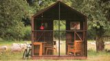 Nein, das ist nicht einfach ein Schuppen, das ist nicht einfach eine schnöde Gartenlaube, sondern Sir Paul Smiths Hütte. "Seine Hütte", so hat er sie sich gewünscht. 