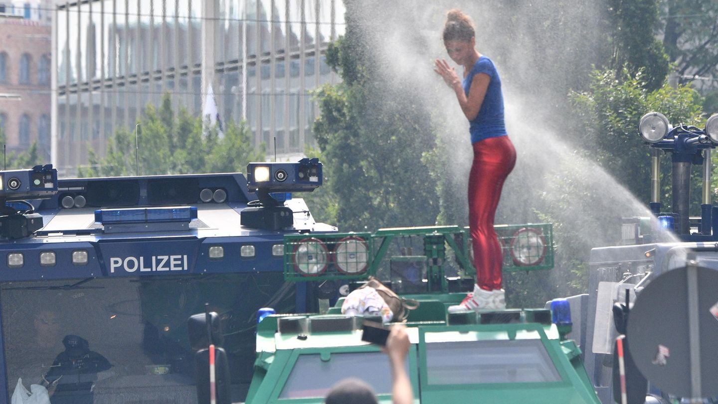 ... und wird von Polizisten mit Pfefferspray besprüht