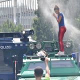 ... und wird von Polizisten mit Pfefferspray besprüht