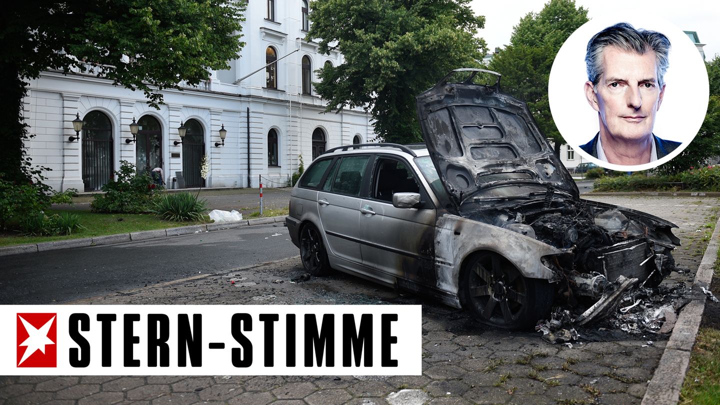 Ein ausgebranntes Auto vor dem Altonaer Rathaus