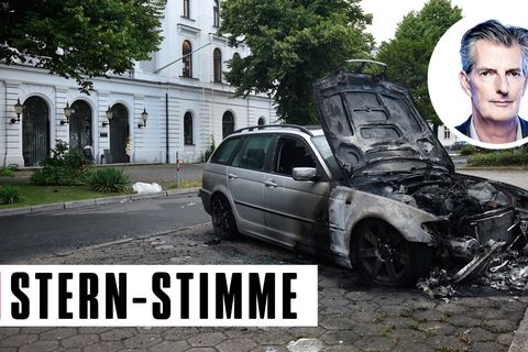 Ein ausgebranntes Auto vor dem Altonaer Rathaus