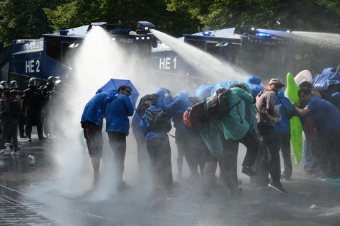 Die Polizei in Hamburg räumt eine Sitzblockade mit Wasserwerfern