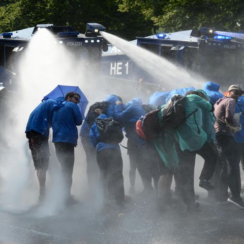 Die Polizei in Hamburg räumt eine Sitzblockade mit Wasserwerfern