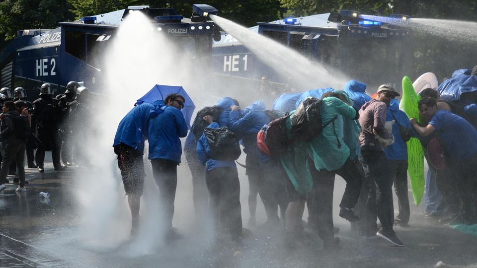 Die Polizei in Hamburg räumt eine Sitzblockade mit Wasserwerfern