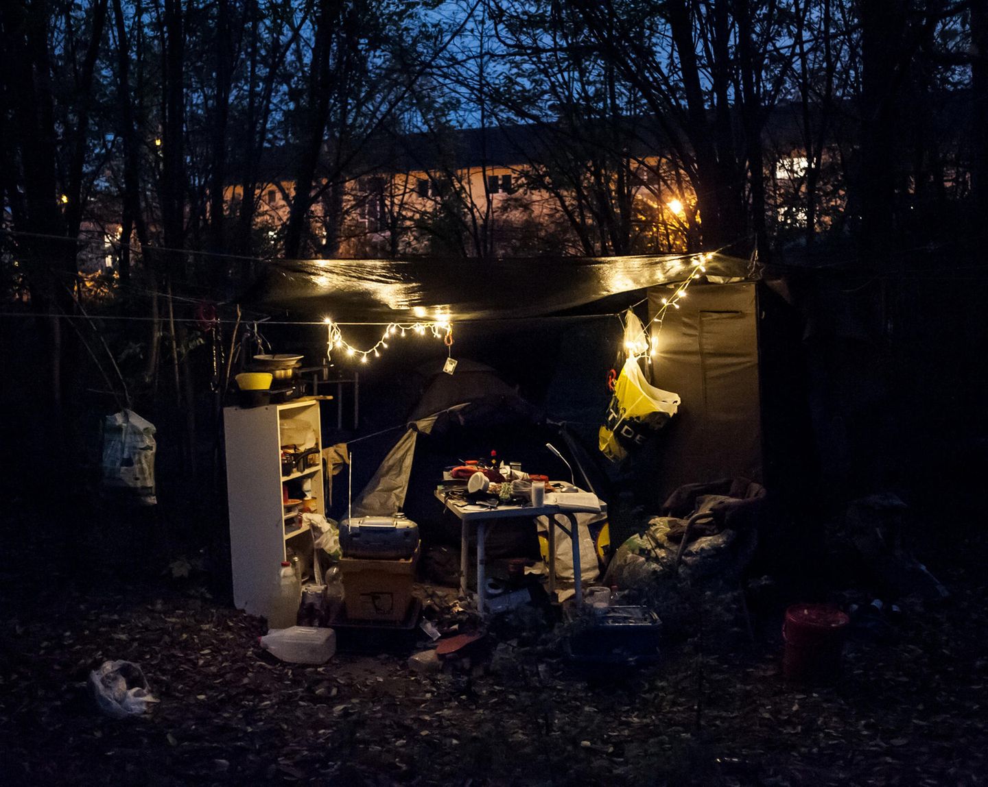 Platte mit Weihnachtsbeleuchtung im Wäldchen Wallstraße: Der Sozialmediziner sucht mehrmals wöchentlich bedürftige Menschen auf
