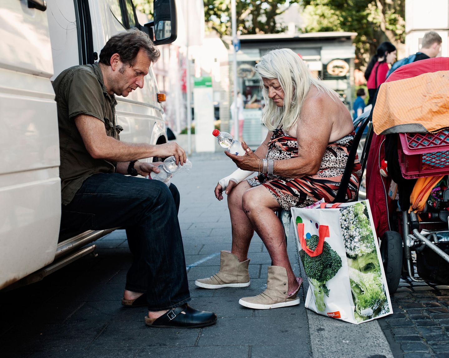 Trabert im Gespräch mit Anneliese Schneider. "Ich habe die Vision, dass unser Arbeiten ein Zeichen ist, dass es etwas anderes gibt in unserer Gesellschaft, das gleichwürdiges, respektvolles Umgehen miteinander etwas Zentrales sein muss."