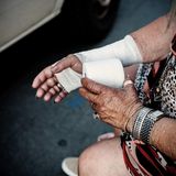 Trabert behandelt Menschen wie Anneliese Schneider, die sich an der Hand verletzt hat