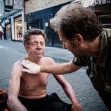 Die Fußgängerzone wird zur Arztpraxis: Trabert behandelt Herrn Dusas Haut