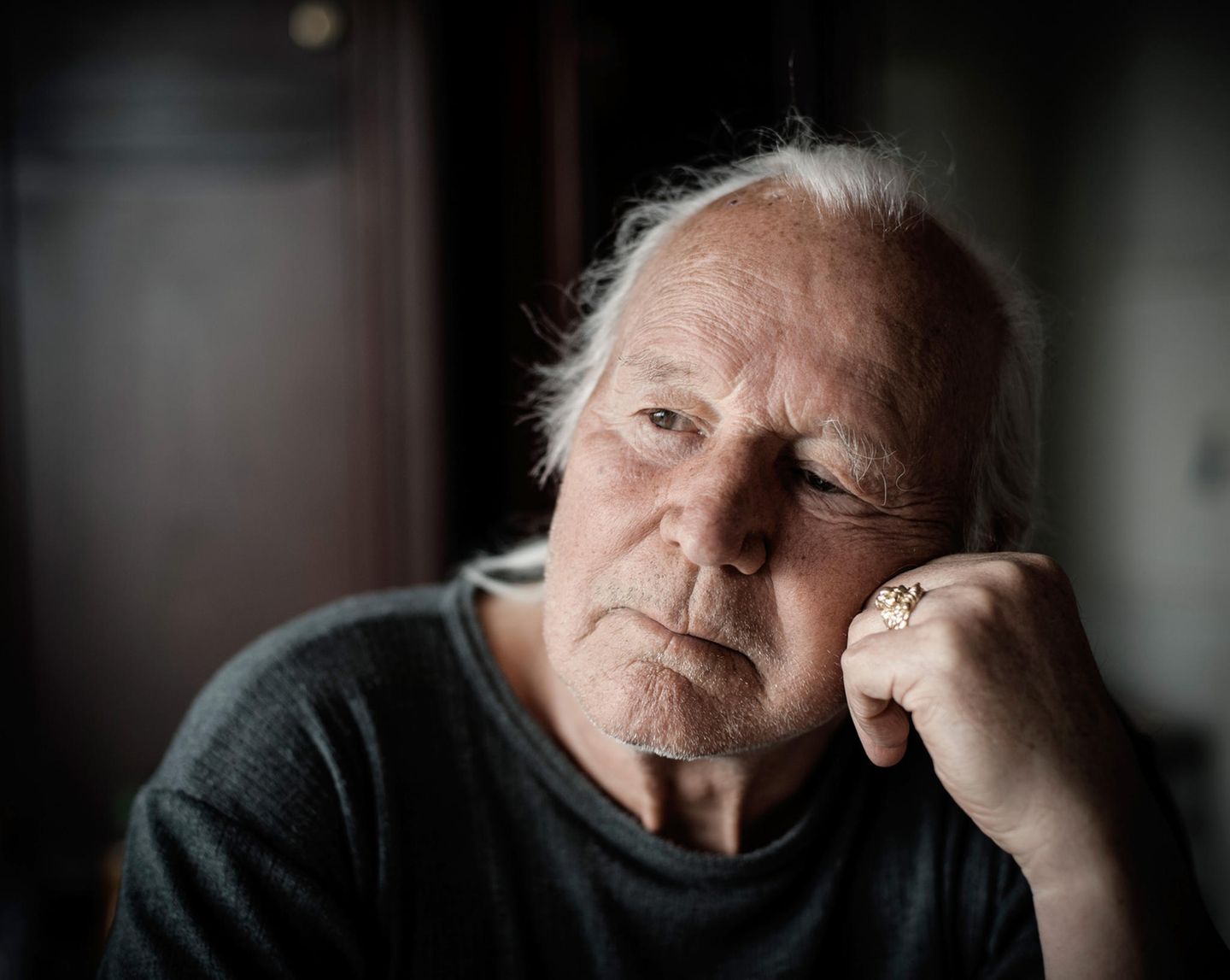 Gerhard Trabert - der "Arzt der Armen" Trabert besucht Menschen wie Wolfgang Fahr, 84, der die Hälfte seines Lebens auf der Straße lebte. Fahr wohnt heute in einem Altersheim. Vom Bier lässt er seit seinem Einzug die Finger. "Auf einen Schlag aufgehört", berichtet er stolz.