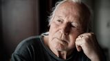 Trabert besucht Menschen wie Wolfgang Fahr, 84, der die Hälfte seines Lebens auf der Straße lebte. Fahr wohnt heute in einem Altersheim. Vom Bier lässt er seit seinem Einzug die Finger. "Auf einen Schlag aufgehört", berichtet er stolz.