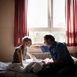 Gespräch auf Augenhöhe: Trabert bespricht mit einem Patienten die Verlegung in ein Hospiz