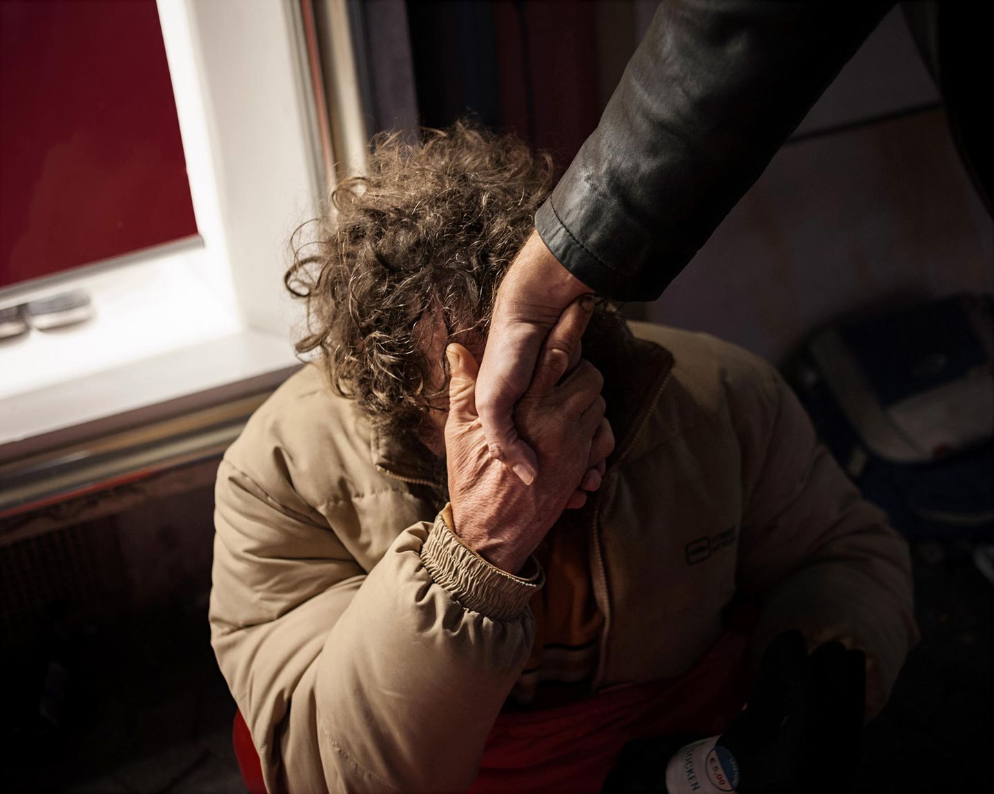 Gerhard Trabert - der "Arzt der Armen" Als Ausdruck seiner Dankbarkeit drückt der Obdachlose beim Abschied Traberts Hand an seine Stirn. "Ich habe von Armut betroffene Menschen in der ganzen Welt, aber eben auch in Deutschland, als Arzt immer wieder behandelt", so Trabert. "Ich habe das Leid dieser Menschen miterlebt. Ihre Angst, ihren Schmerz, ihre Hoffnungslosigkeit. Aber auch ihre Dankbarkeit, ihre, trotz all dem Erlebten, Freundlichkeit und soziale Kompetenz."