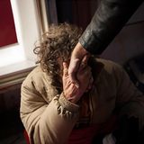 Als Ausdruck seiner Dankbarkeit drückt der Obdachlose beim Abschied Traberts Hand an seine Stirn.    "Ich habe von Armut betroffene Menschen in der ganzen Welt, aber eben auch in Deutschland, als Arzt immer wieder behandelt", so Trabert. "Ich habe das Leid dieser Menschen miterlebt. Ihre Angst, ihren Schmerz, ihre Hoffnungslosigkeit. Aber auch ihre Dankbarkeit, ihre, trotz all dem Erlebten, Freundlichkeit und soziale Kompetenz."