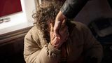 Als Ausdruck seiner Dankbarkeit drückt der Obdachlose beim Abschied Traberts Hand an seine Stirn.    "Ich habe von Armut betroffene Menschen in der ganzen Welt, aber eben auch in Deutschland, als Arzt immer wieder behandelt", so Trabert. "Ich habe das Leid dieser Menschen miterlebt. Ihre Angst, ihren Schmerz, ihre Hoffnungslosigkeit. Aber auch ihre Dankbarkeit, ihre, trotz all dem Erlebten, Freundlichkeit und soziale Kompetenz."