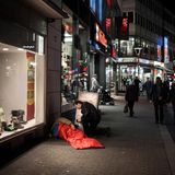 Auch abends im Einsatz: Der Arzt besucht Herrn Dusa auf seiner Platte