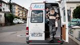 Arztmobilsprechstunde in Bingen: "Der Feind ist schon längst in uns selbst, wenn wir die Menschen vergessen", sagt Sozialmediziner Gerhard Trabert (links). Mit dem Arztmobil fährt er mehrmals in der Woche zu bedürftigen Menschen. Gehwege und öffentliche Plätze werden zu Sprechzimmern.