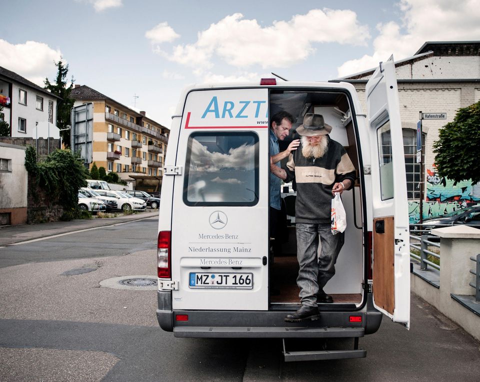 Gerhard Trabert - der "Arzt der Armen" Arztmobilsprechstunde in Bingen: "Der Feind ist schon längst in uns selbst, wenn wir die Menschen vergessen", sagt Sozialmediziner Gerhard Trabert (links). Mit dem Arztmobil fährt er mehrmals in der Woche zu bedürftigen Menschen. Gehwege und öffentliche Plätze werden zu Sprechzimmern.