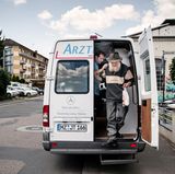 Arztmobilsprechstunde in Bingen: "Der Feind ist schon längst in uns selbst, wenn wir die Menschen vergessen", sagt Sozialmediziner Gerhard Trabert (links). Mit dem Arztmobil fährt er mehrmals in der Woche zu bedürftigen Menschen. Gehwege und öffentliche Plätze werden zu Sprechzimmern.
