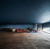 Mit dem Allernötigsten eingerichtet: Platte unter einer Brücke am Hauptbahnhof