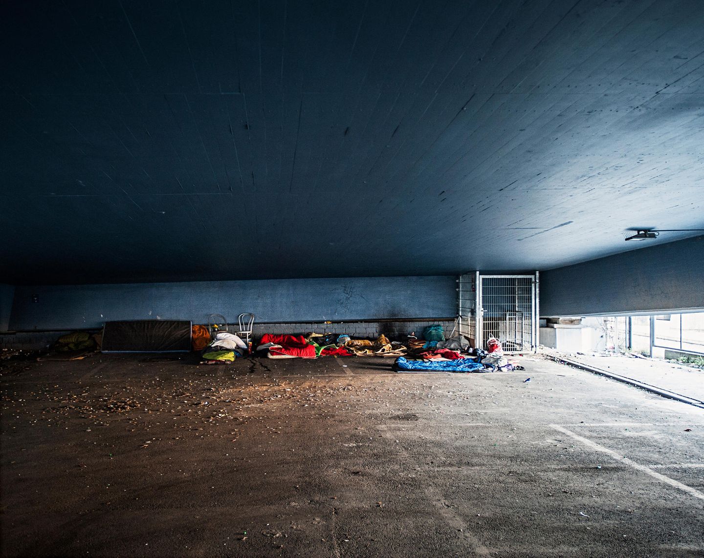 Mit dem Allernötigsten eingerichtet: Platte unter einer Brücke am Hauptbahnhof