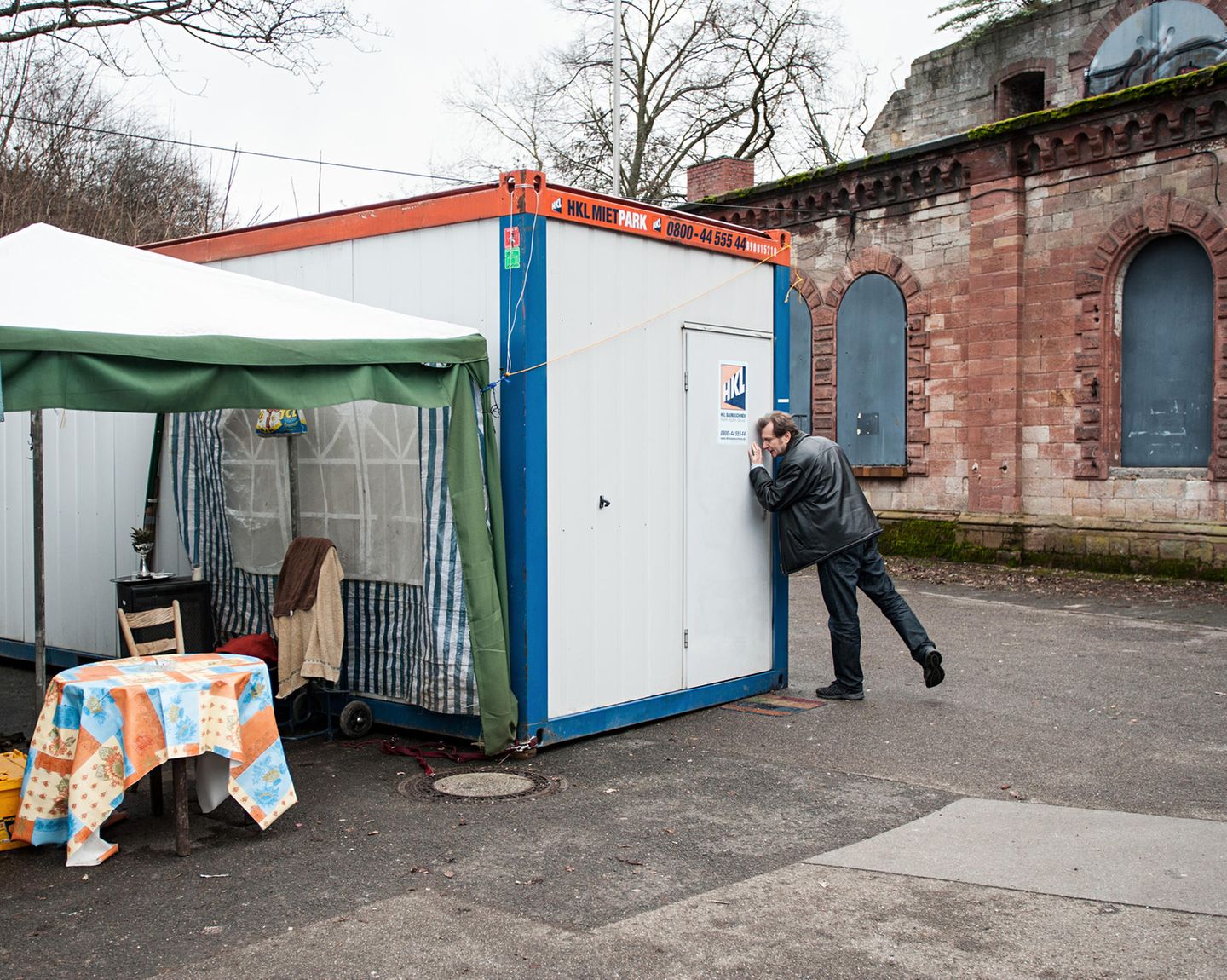 ￼￼￼Arztmobilsprechstunde bei den Wintercontainern. Trabert ruft: "Das Arztmobil ist da, braucht jemand etwas?"
