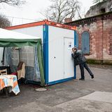 ￼￼￼Arztmobilsprechstunde bei den Wintercontainern. Trabert ruft: "Das Arztmobil ist da, braucht jemand etwas?"