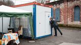 ￼￼￼Arztmobilsprechstunde bei den Wintercontainern. Trabert ruft: "Das Arztmobil ist da, braucht jemand etwas?"