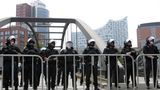 Polizisten sichern am Freitag den Zugang zur Elbphilharmonie ab, wo die Regierungschef am Abend zusammenkommen, um ein Konzert zu besuchen und gemeinsam zu essen
