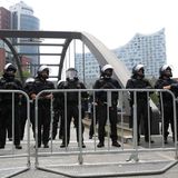 Polizisten sichern am Freitag den Zugang zur Elbphilharmonie ab, wo die Regierungschef am Abend zusammenkommen, um ein Konzert zu besuchen und gemeinsam zu essen